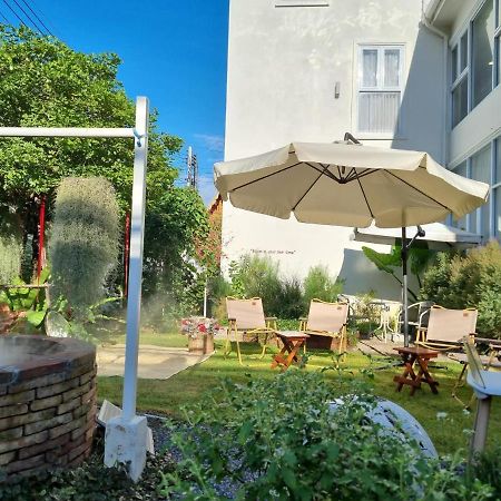 Bloomin' Moon Hostel & Cafe, Chiang Mai Old Town Εξωτερικό φωτογραφία